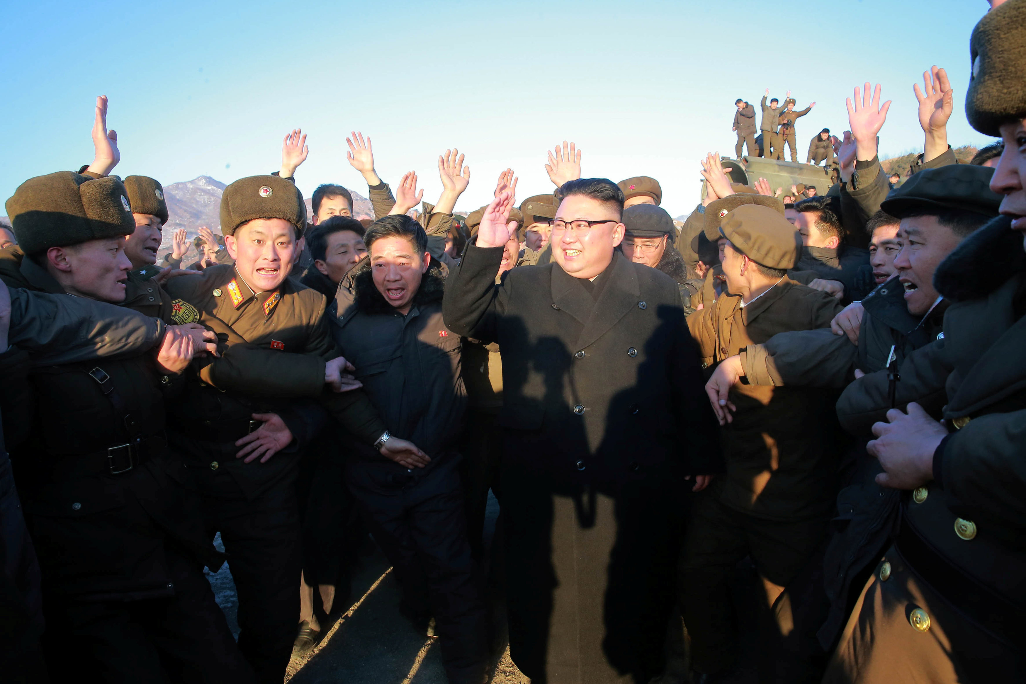 زعيم كوريا الشمالية يحيى الجنود عقب نجاح تجربة اطلاق صاروخ باليستى جديد