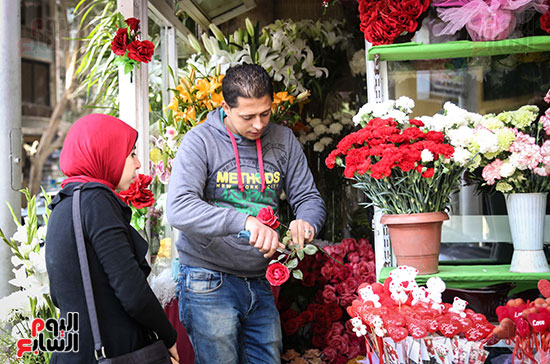 احدا البنات تشتري الورد 