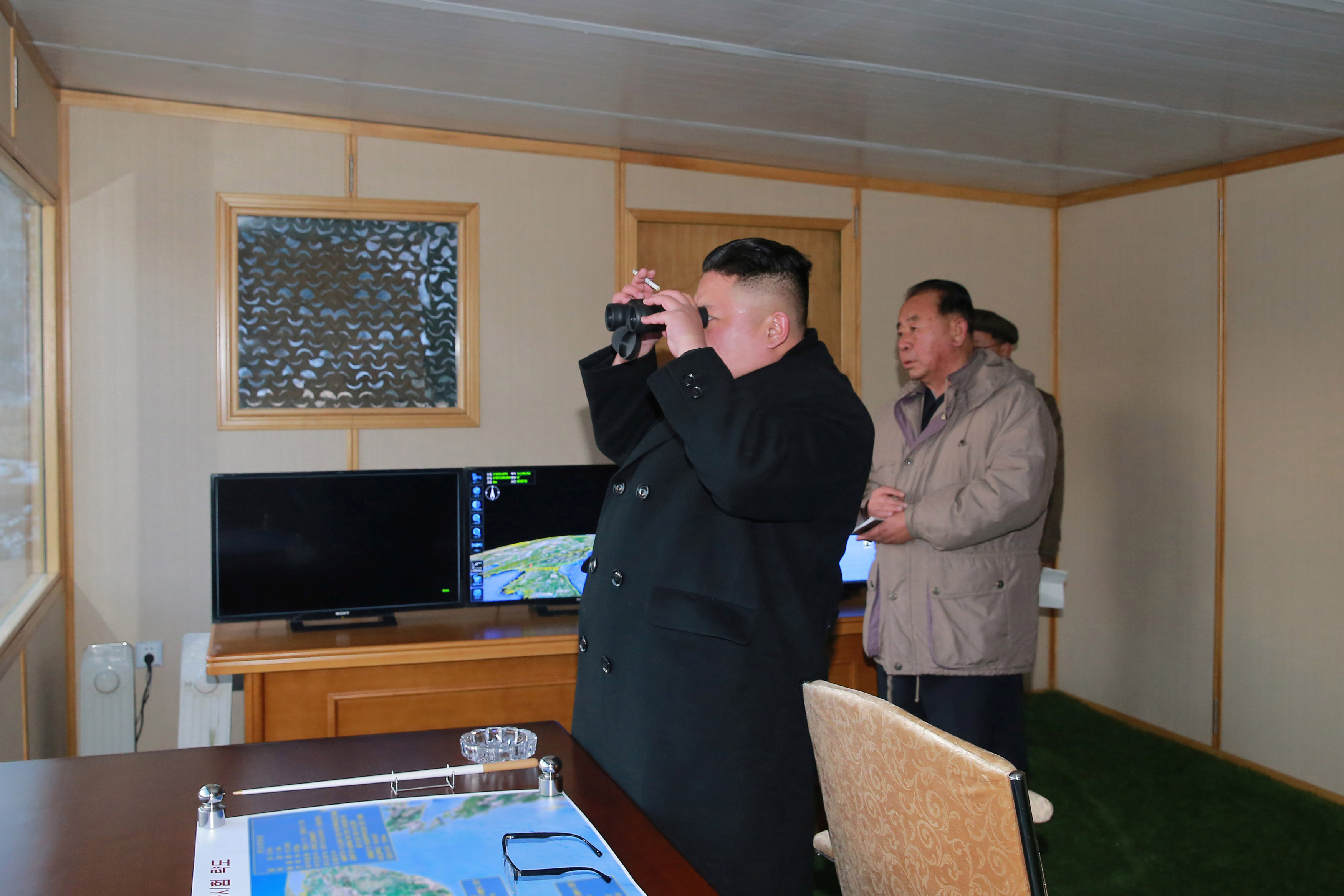 كيم جونج أون زعيم كوريا الشمالية يتابع تجربة اطلاق صاروخ باليستى