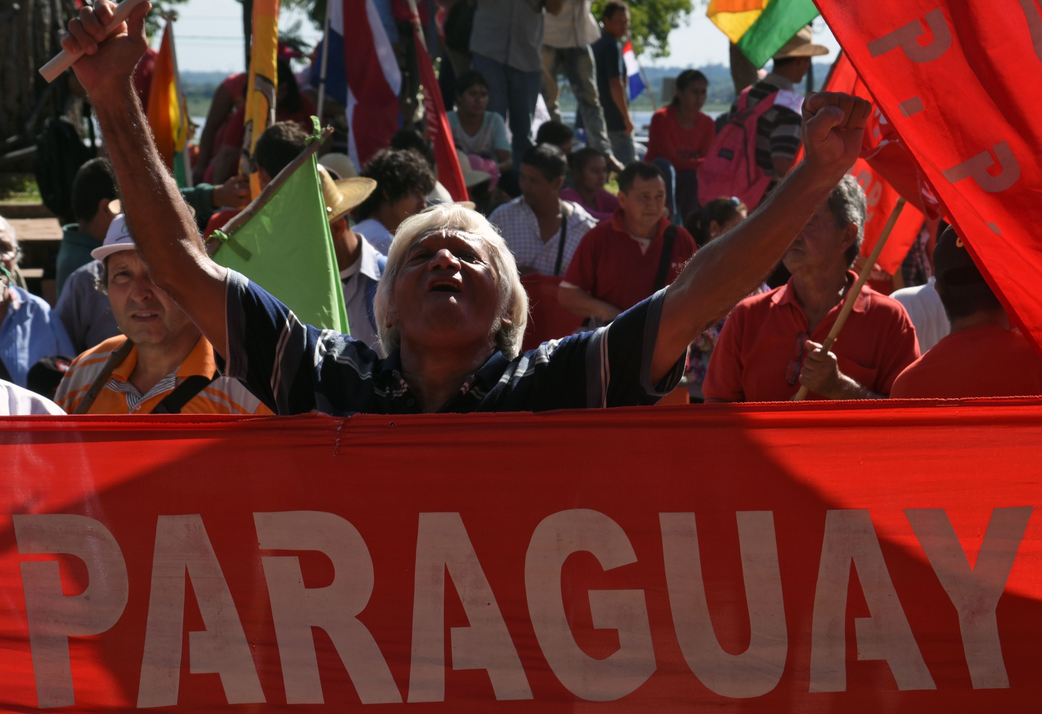 هتافات ولافتات ضد رئيس باراجواي