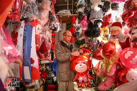 صاحب احد المحلات يستعد لعيد الحب