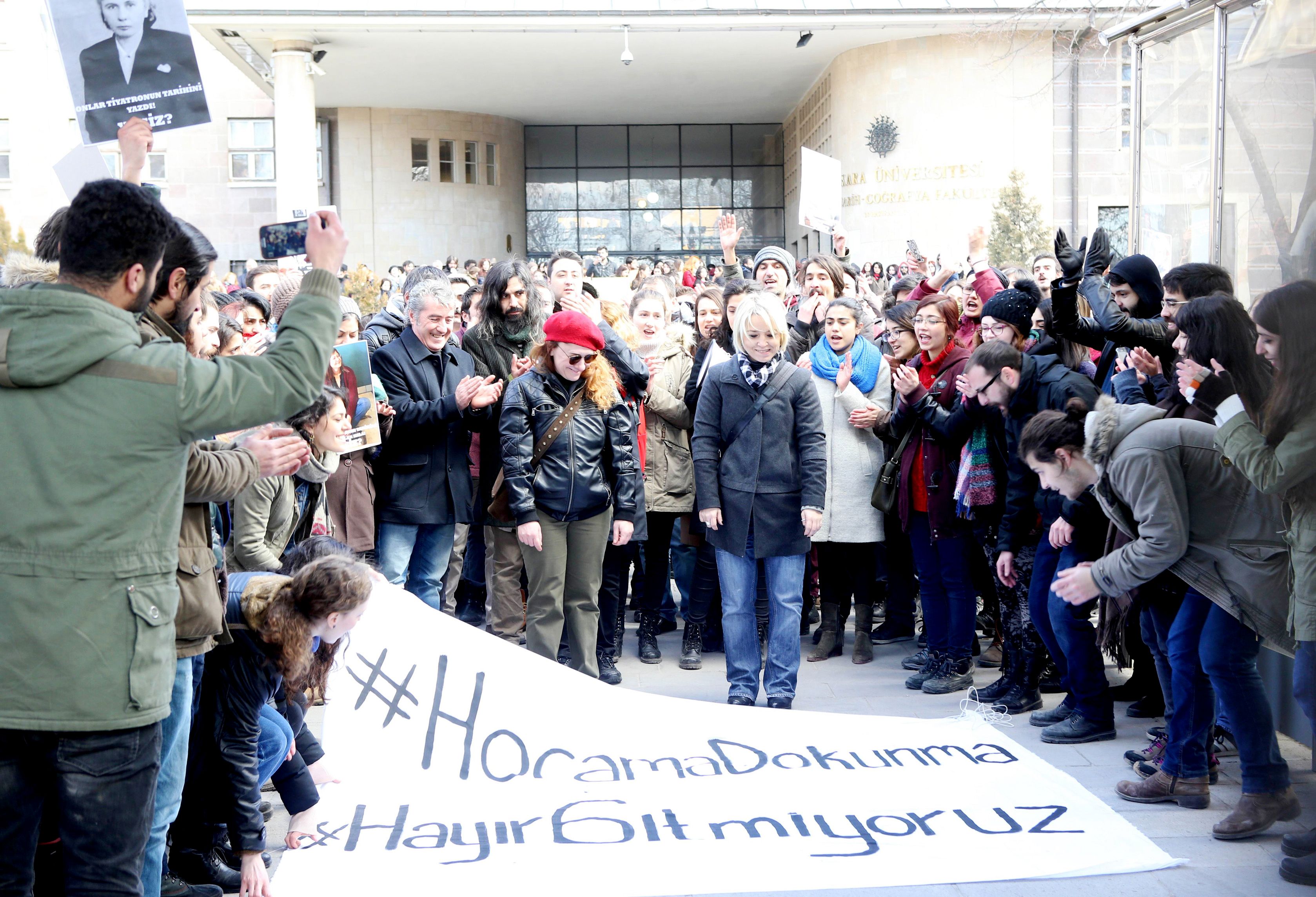لافتات ترفض فصل الأكاديميون من جامعة أنقرة