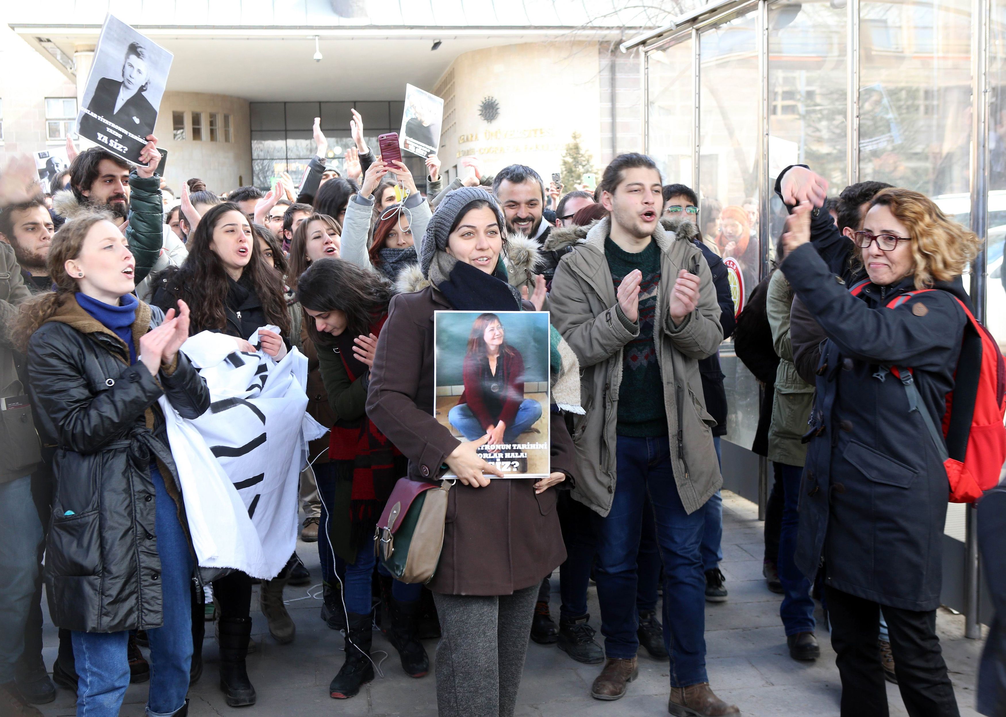 طالبات تحملن صور أساتذتهن المفصولين من جامعة أنقرة