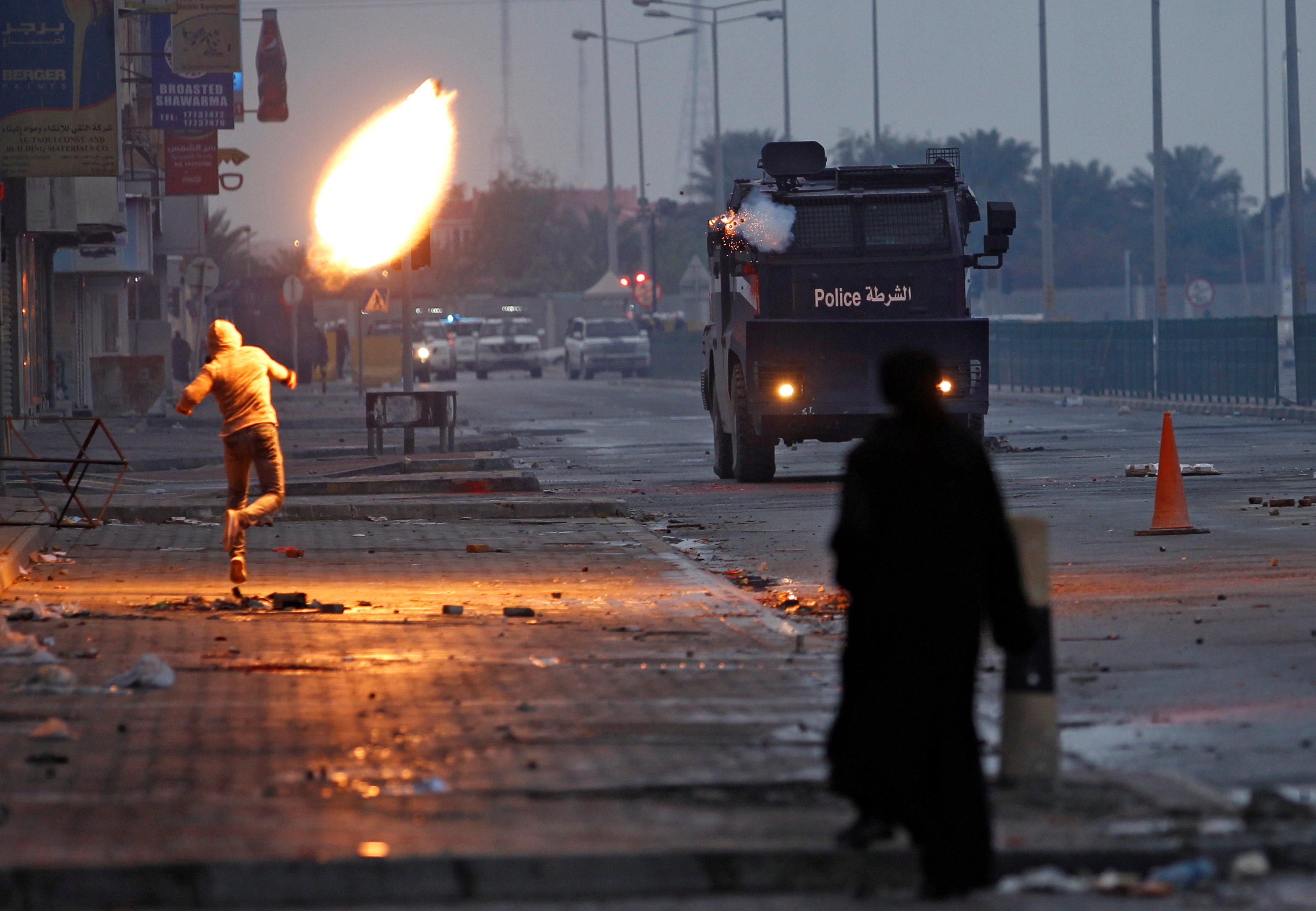 اشتباكات بين شرطة البحرين ومتظاهرين فى ذكرى اندلاع الحركة الاحتجاجية