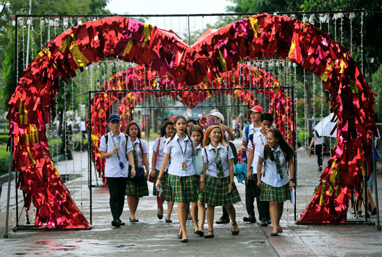 طالبات يمررن عبر بوابات مزينة احتفالًا بعيد الحب فى الفلبين