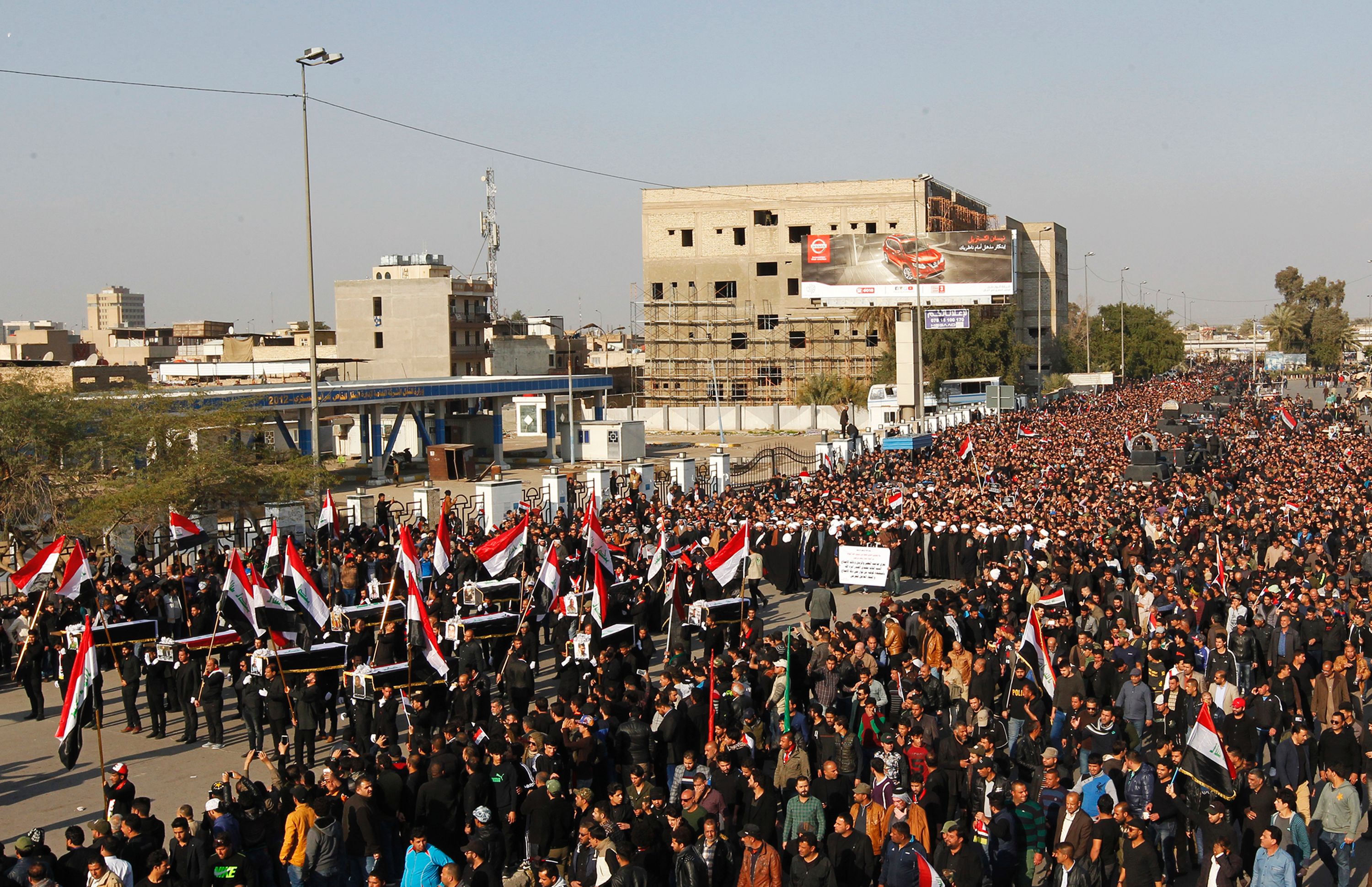 الآف العراقيون فى جنازة رمزية لضحايا مظاهرات العراق