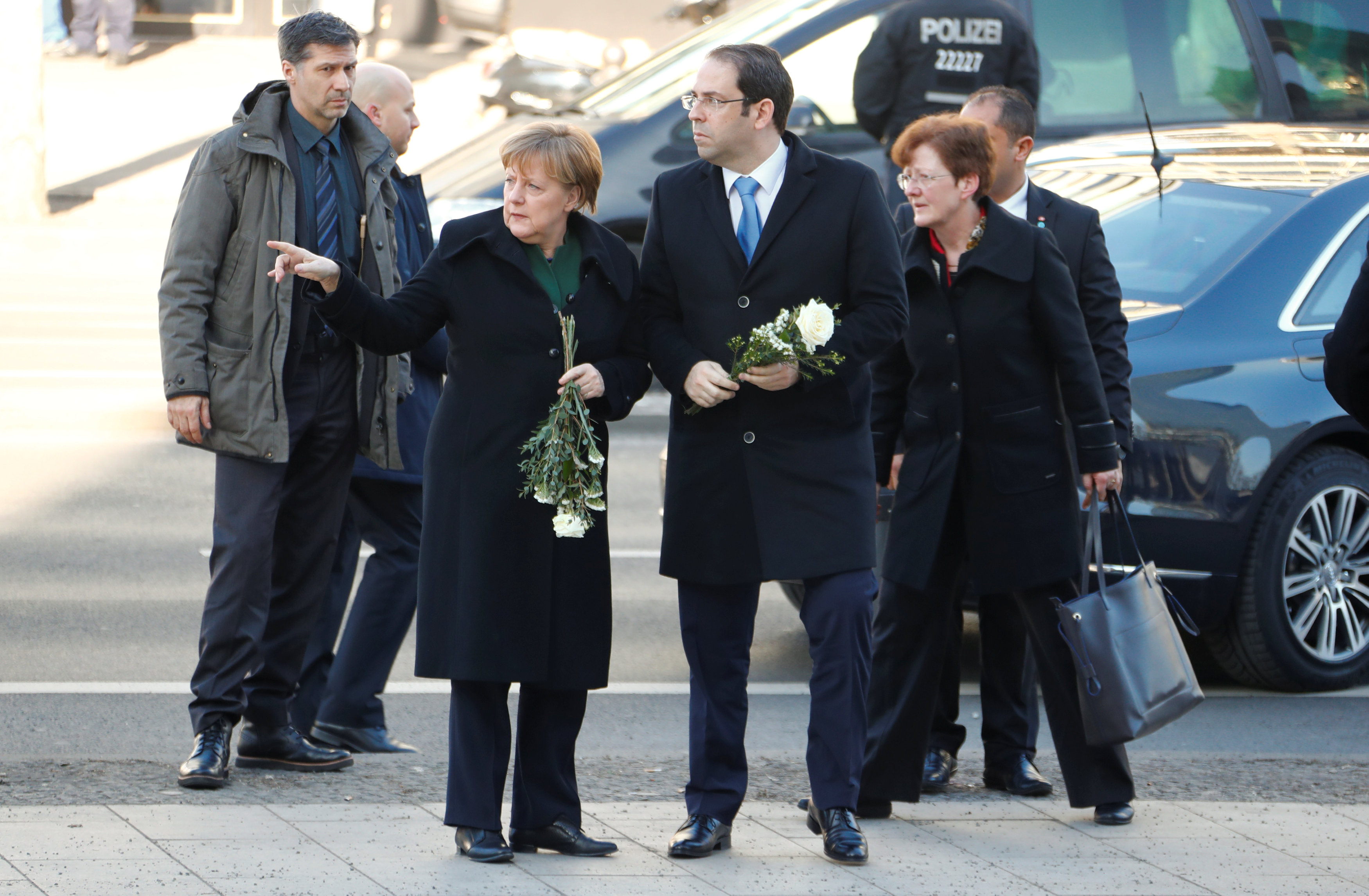 انجيلا ميركل ورئيس وزراء تونس خلال زيارتهما موقع هجوم برلين