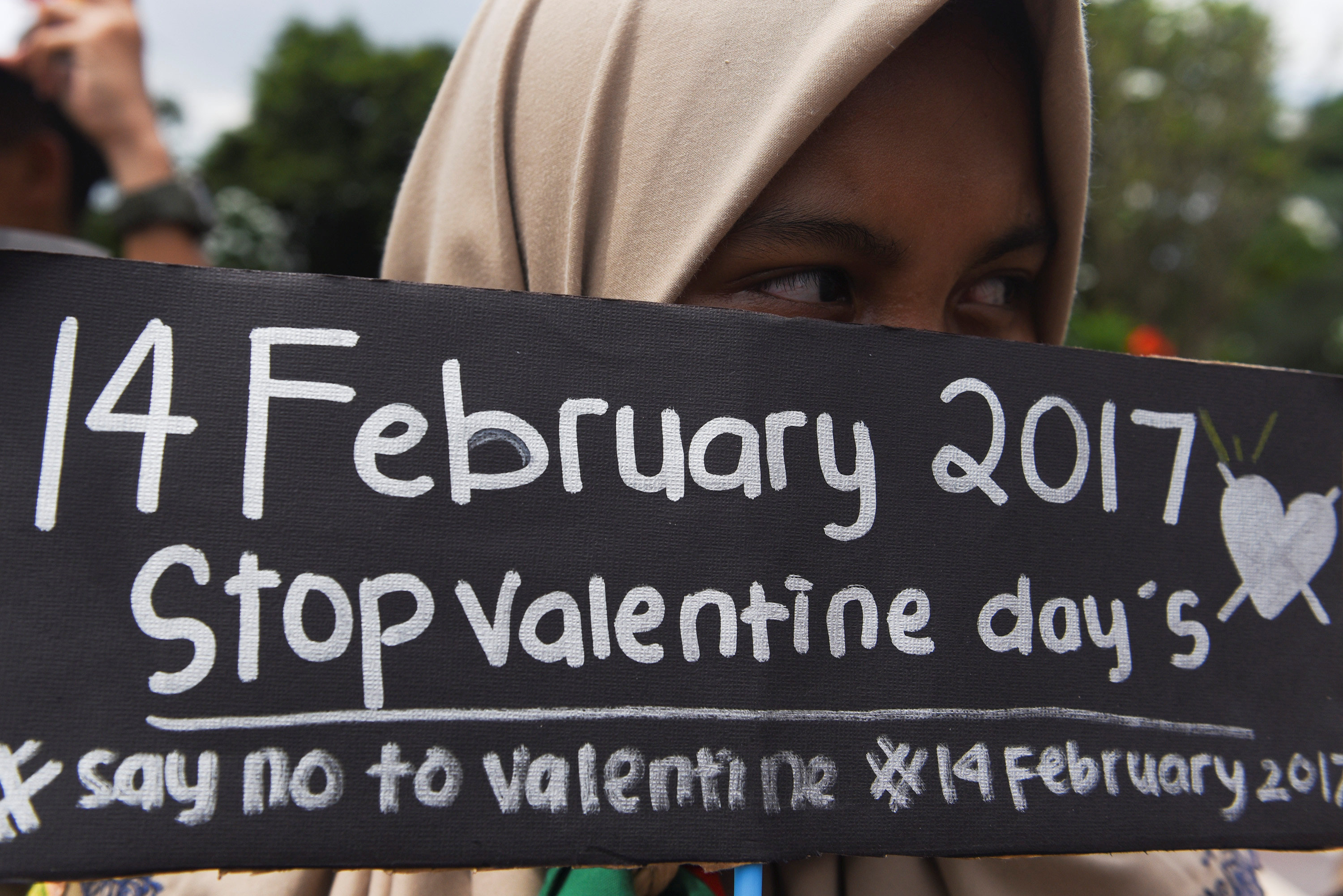 مظاهرة ضد الاحتفال بعيد الحب فى إندونيسيا