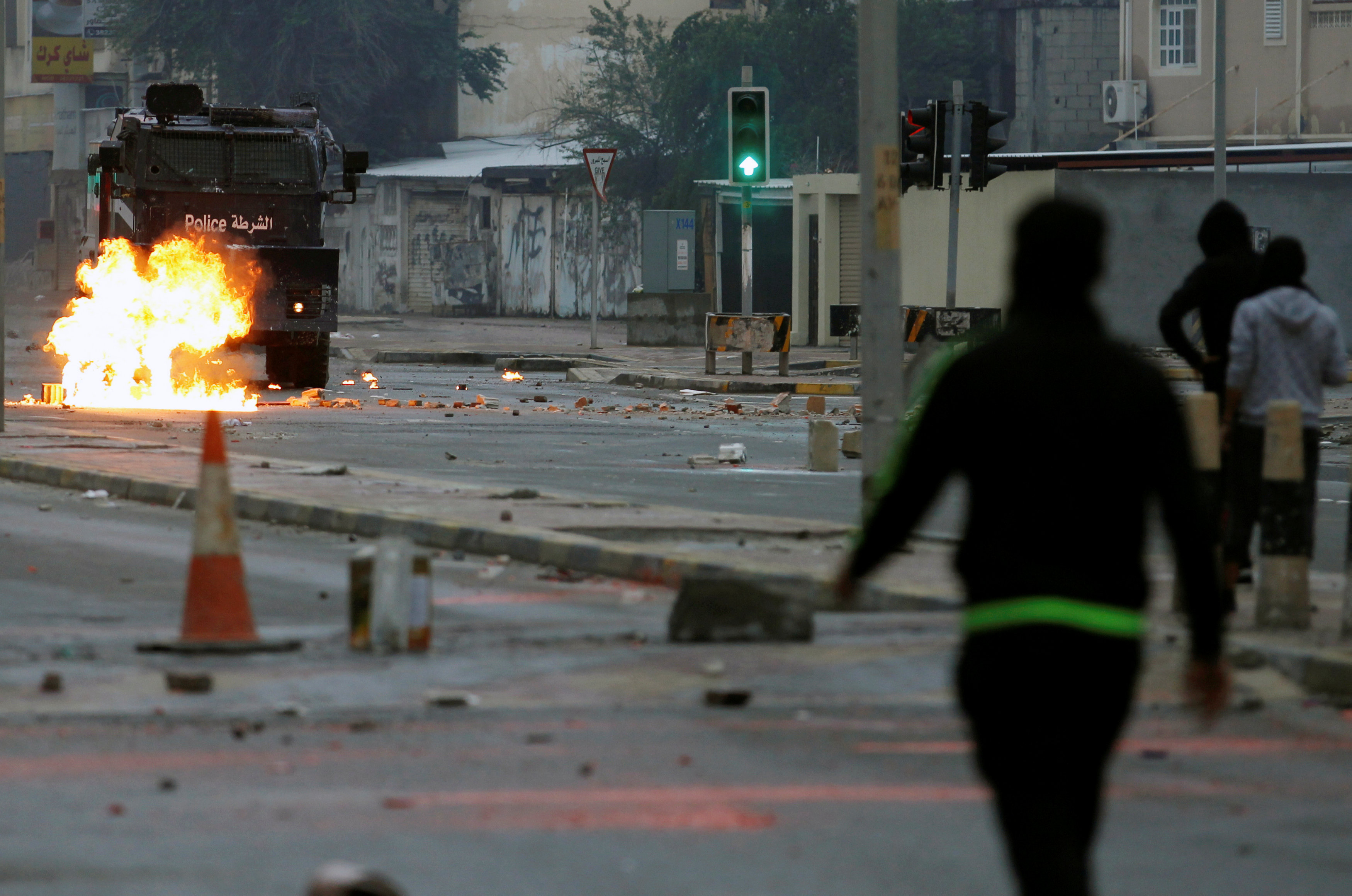 متظاهرون يواجهون رجال الشرطة البحرينية