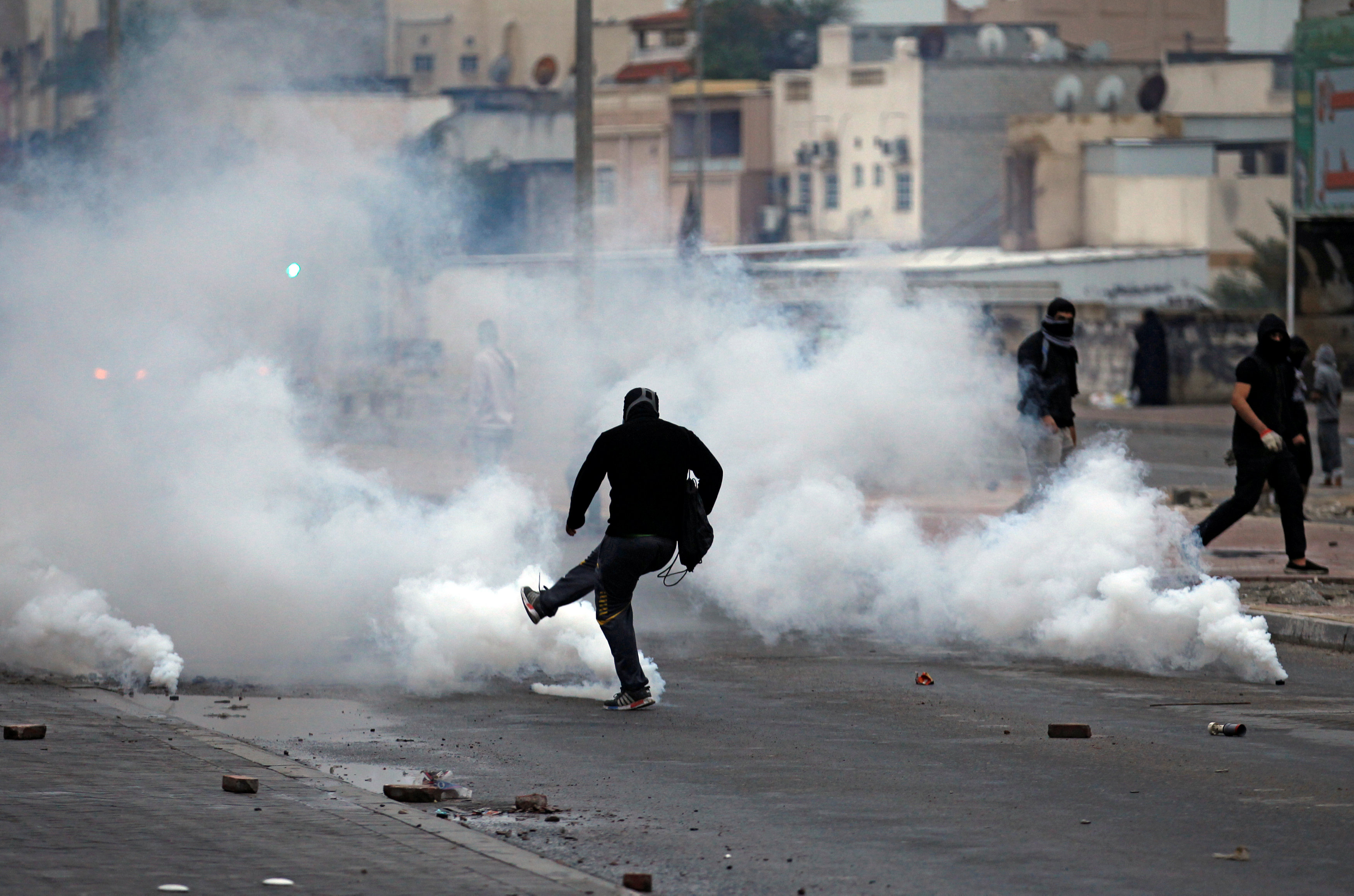 الشرطة البحرينية تطلق الغاز المسيل للدموع على محتجين