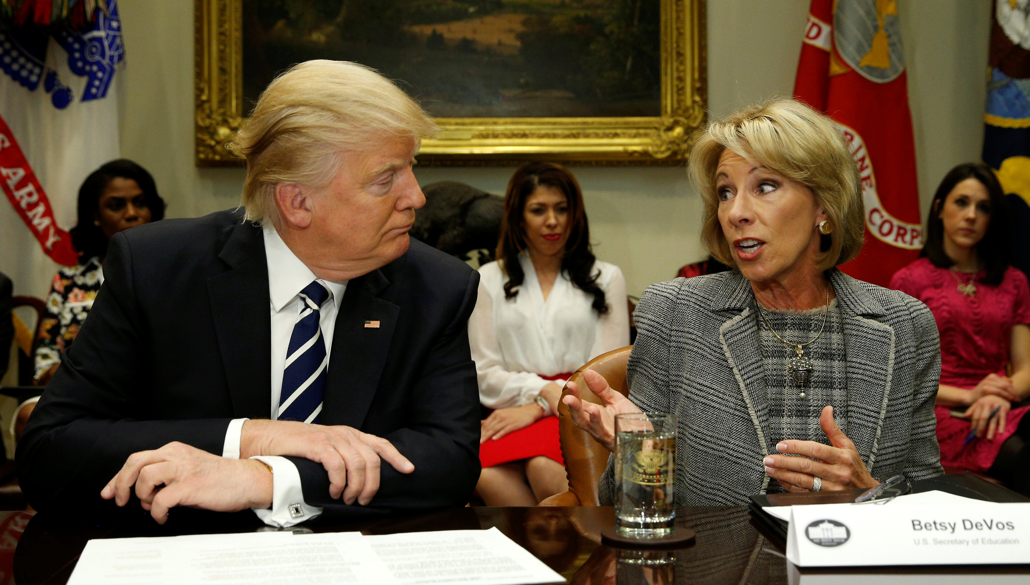ترامب يلتقى بوزيرة التعليم الأمريكية بالبيت الأبيض