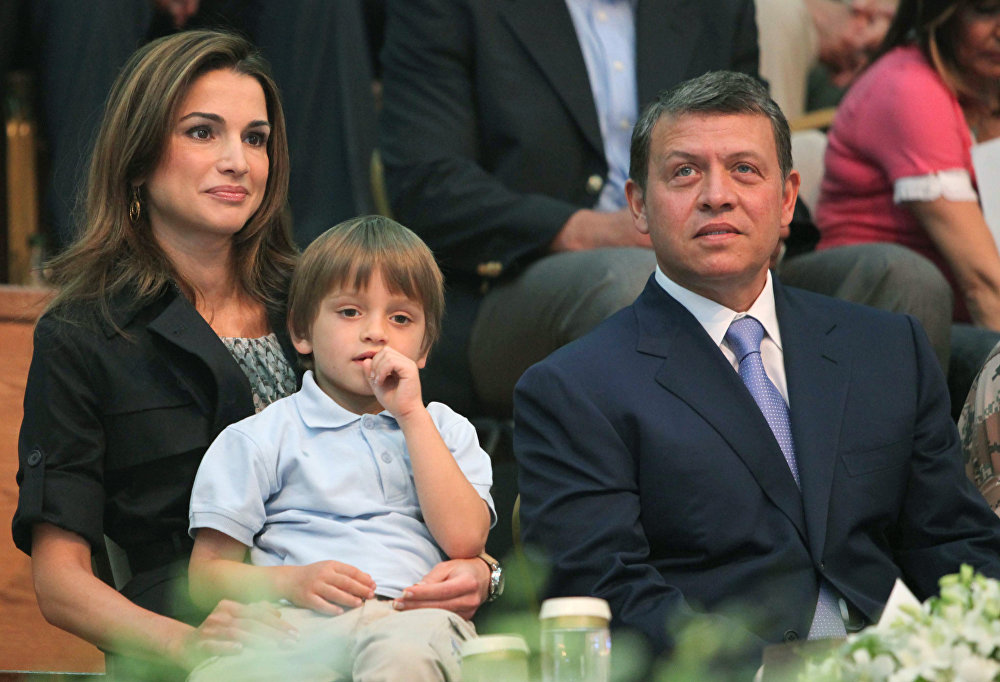 الملك الأردني عبدالله الثاني برفقة زوجته الملكة رانيا والأمير هشام