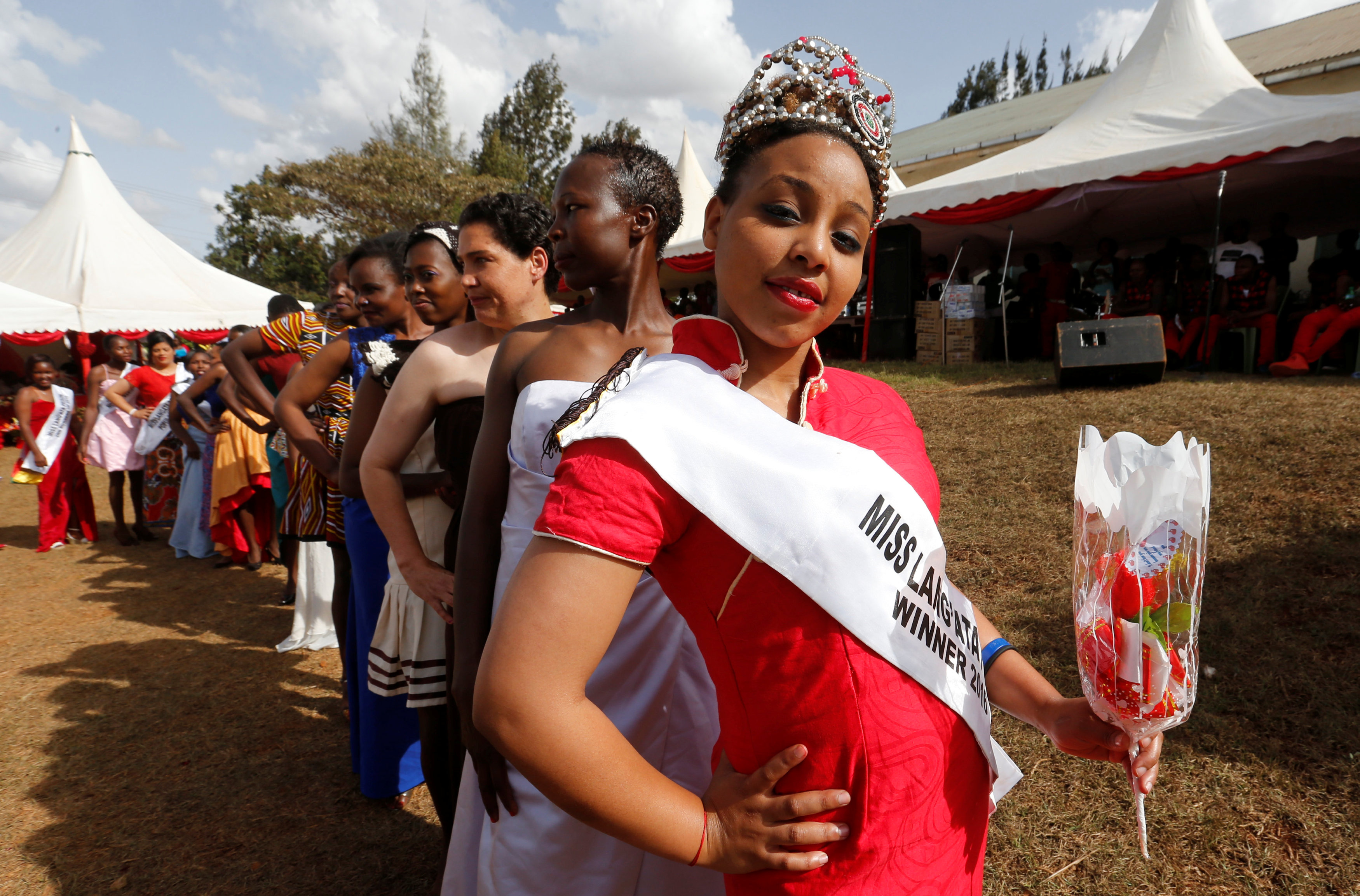 ملكة جمال سجن انجاتا فى كينيا تتقدم عرض الاحتفالية بعيد الحب