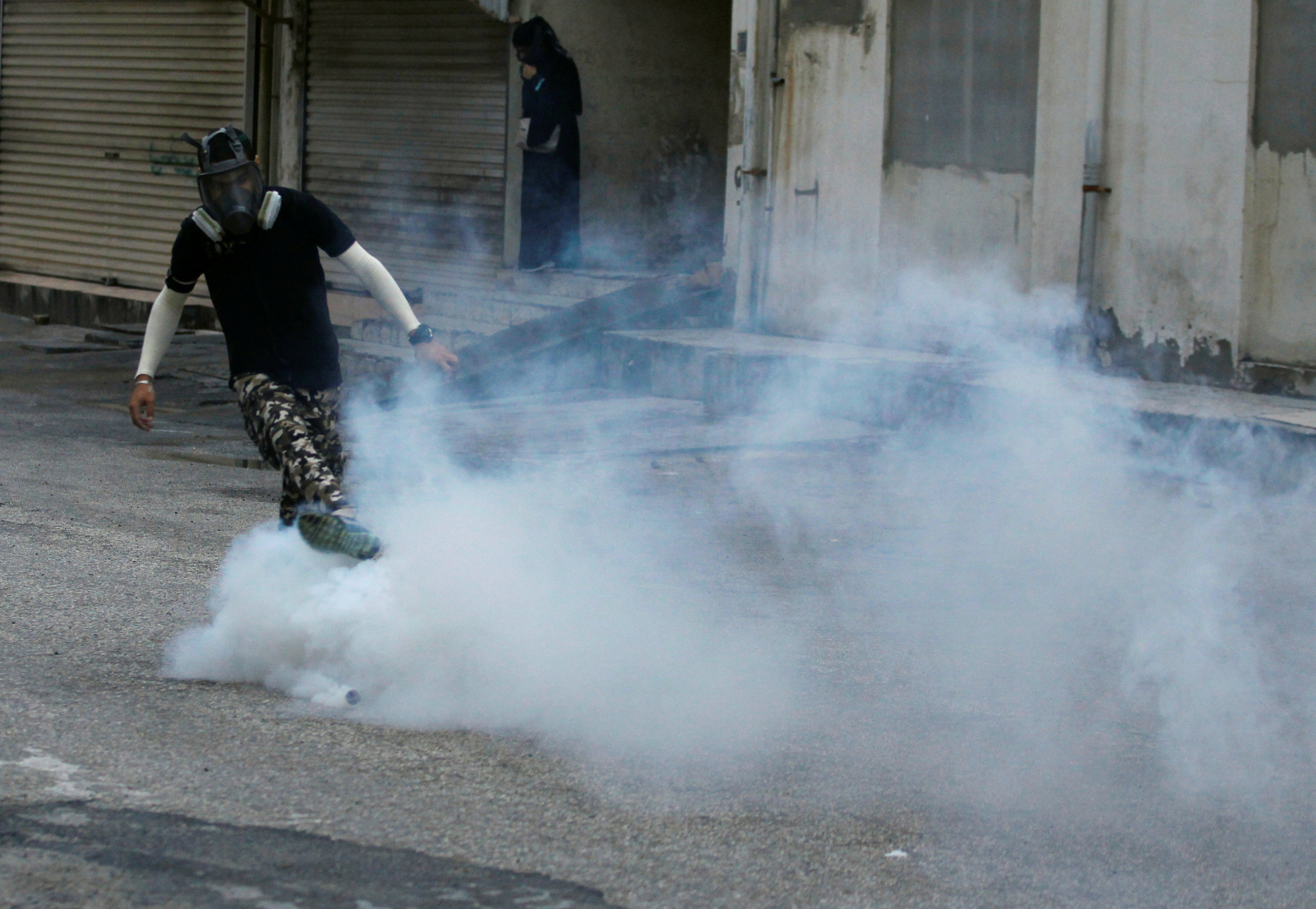 متظاهر وسط الغاز المسيل للدموع