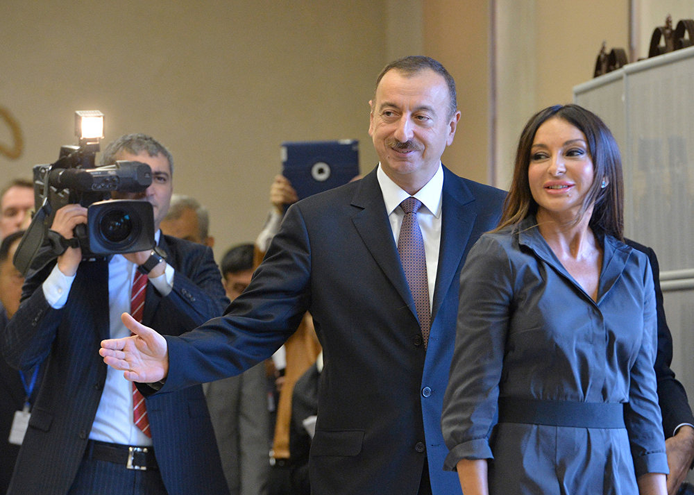 الرئيس الأذربيجاني الحالي إلهام علييف برفقة زوجته مهربان