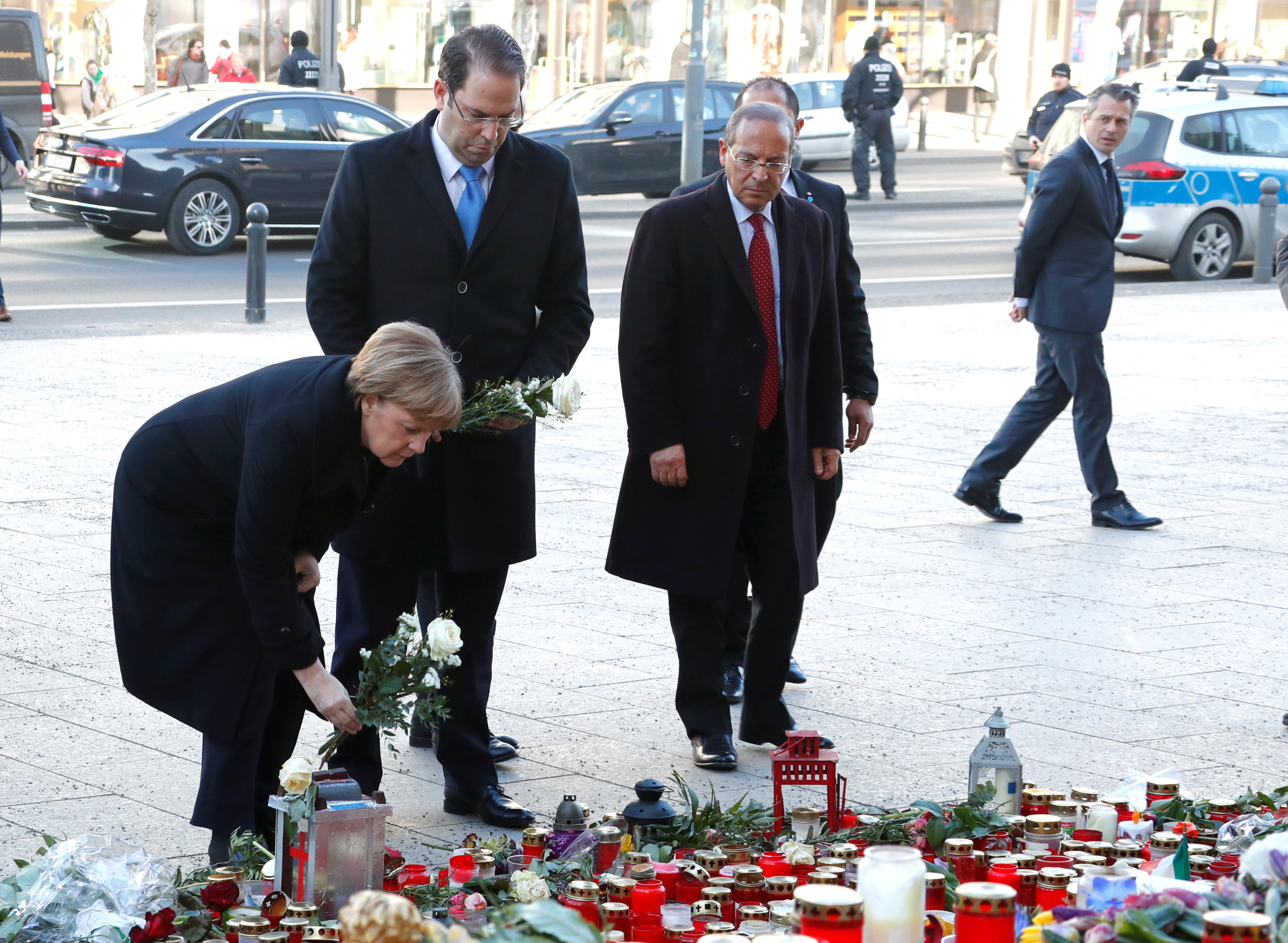 انجيلا ميركل ورئيس وزراء تونس يزوران موقع هجوم برلين