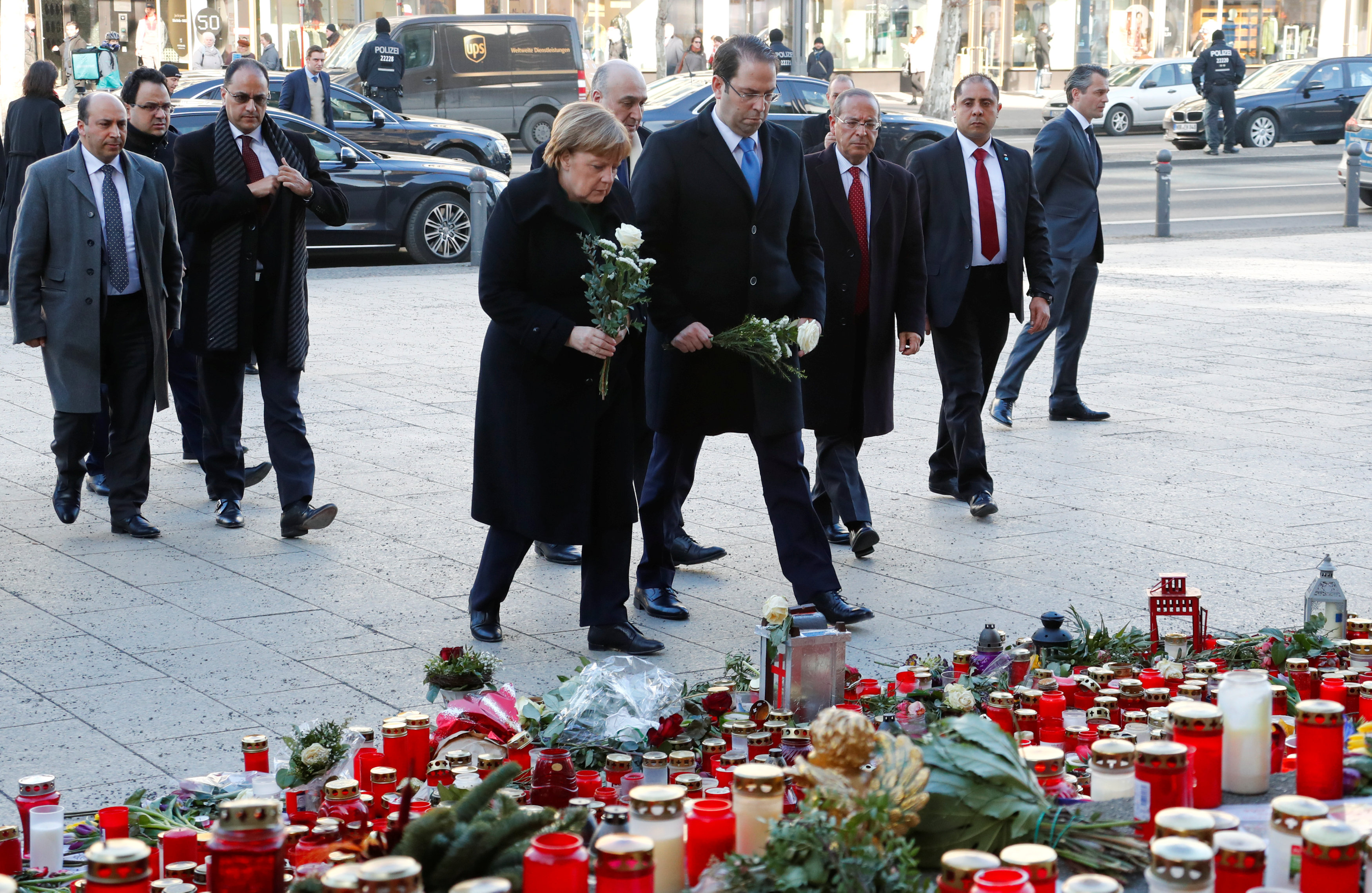 ميركل ورئيس وزراء تونس فى موقع هجوم برلين