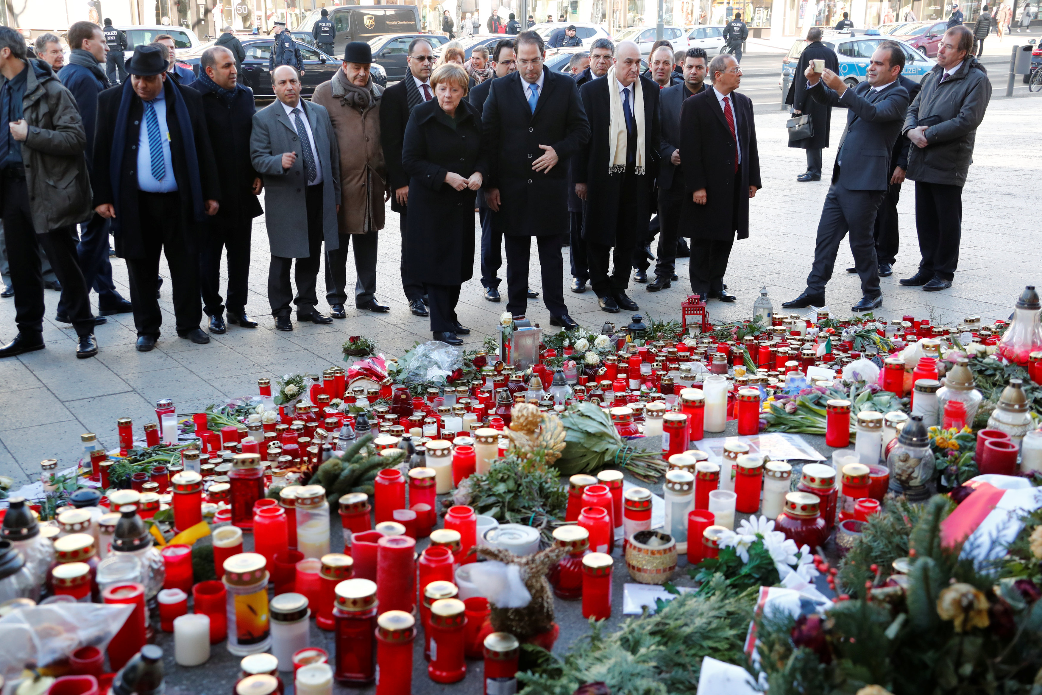 انجيلا ميركل ورئيس وزراء تونس يزوران موقع هجوم برلين