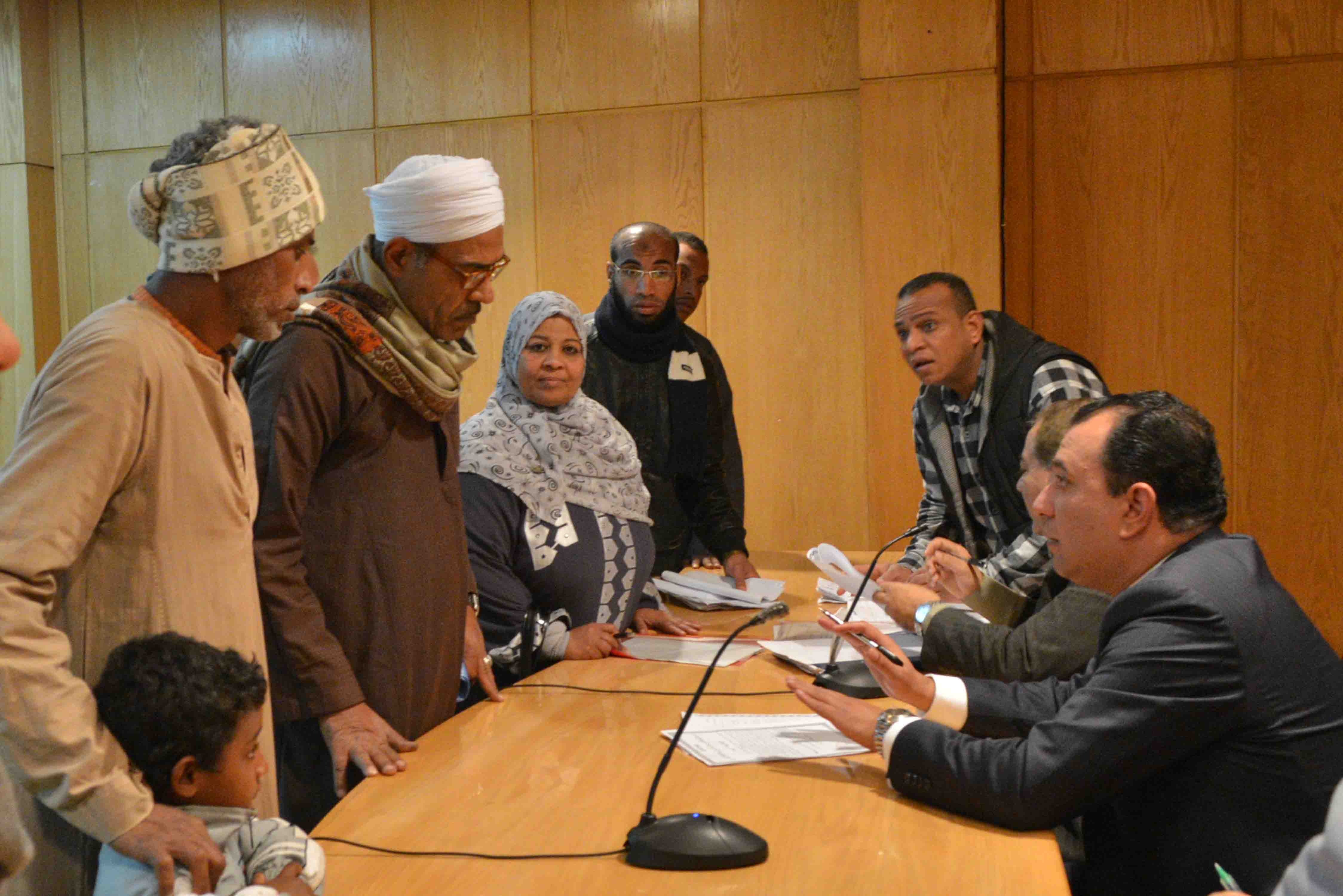 جانب من لقاءات المواطنين لعرض مشكلاتهم وحلها من محافظ الاقصر