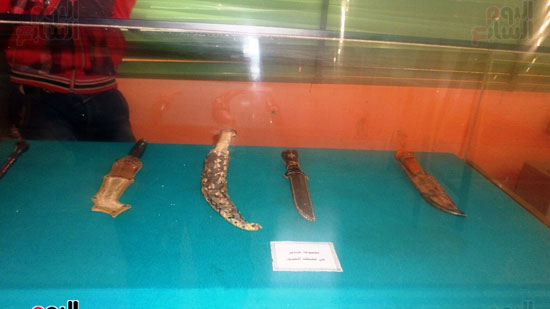 مجموعة خناجر من مختلف العصور داخل المتحف