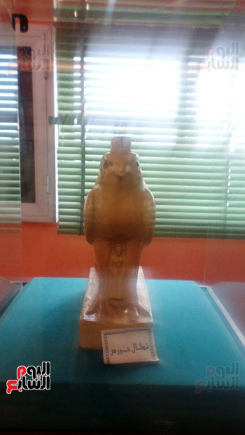 تمثال حورس داخل المتحف