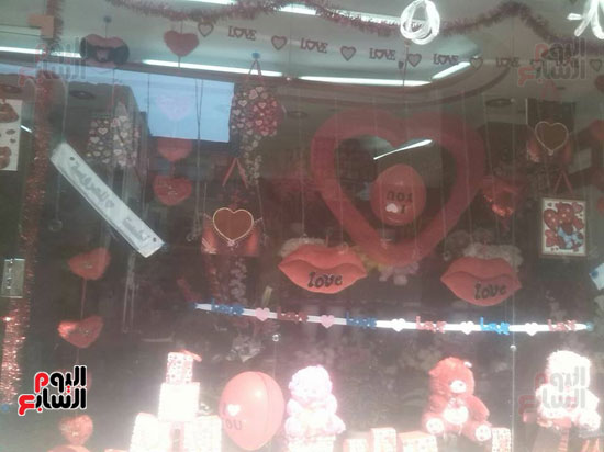 محلات الهدايا تستعد لاستقبال المحتفلين بعيد الحب
