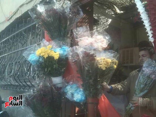 الأهالي يستعدون لتقديم الورود والهدايا لمحبيهم خلال الاحتفالات