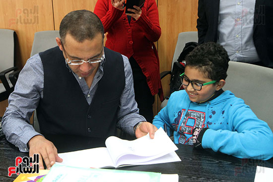 رئيس التحرير يطالع إبداع مصطفى سعيد