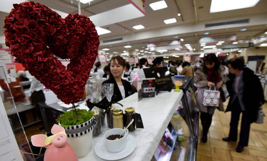 متجر فى اليابان يتزين بالورود على هيئة قلب فى عيد الحب