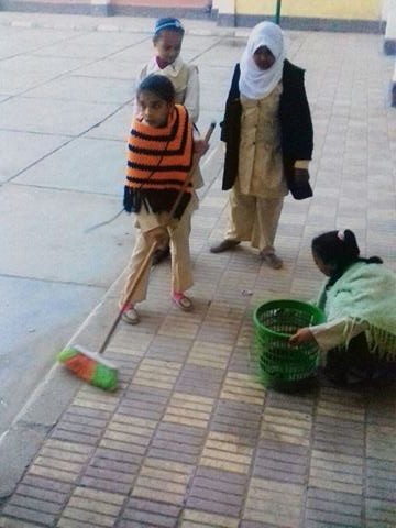 طلاب الابتدائية يشاركون في تطوير وتنظيف مدارسهم