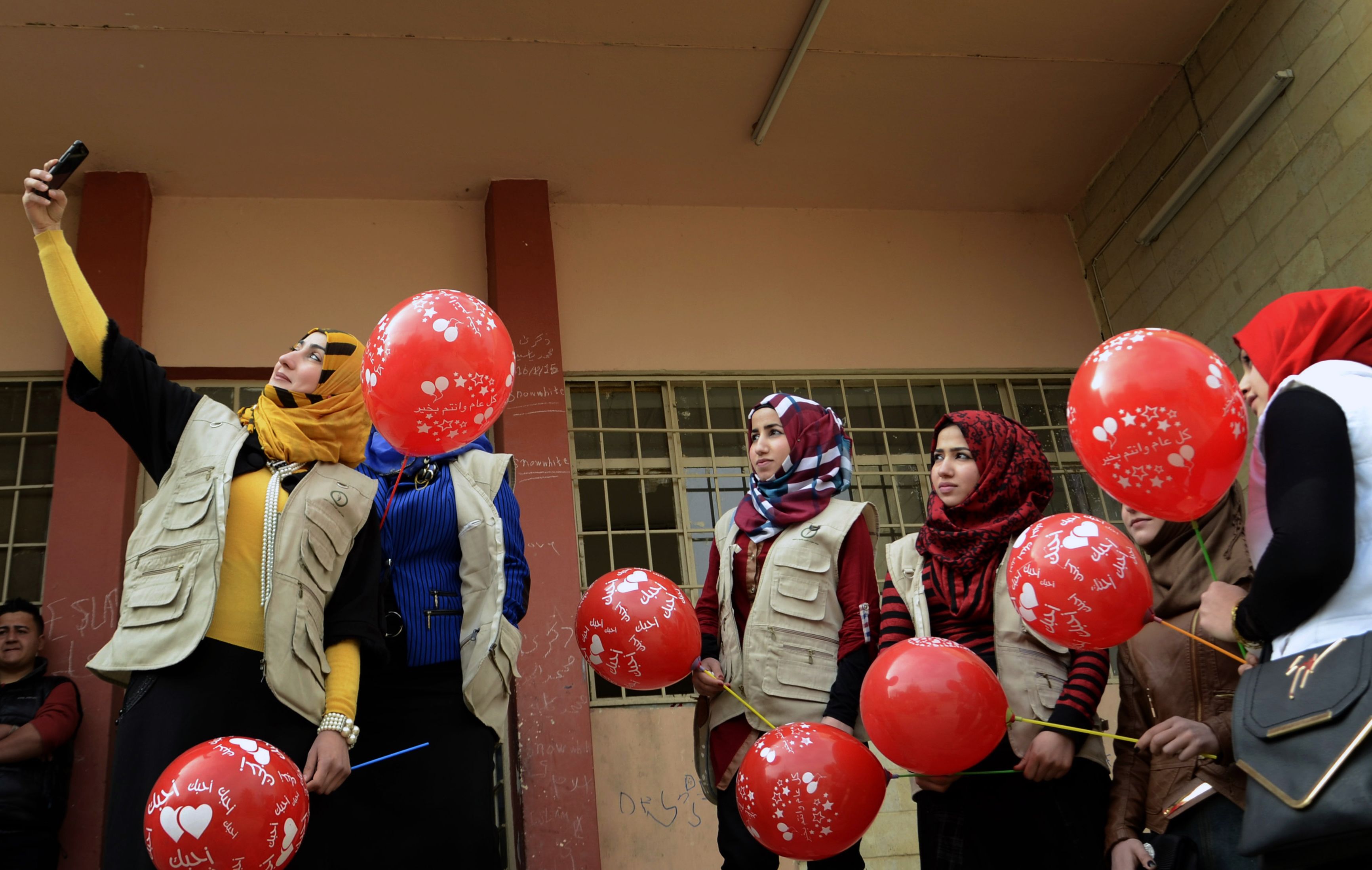 صورة سيلفى للطالبات خلال احتفالهن بعيد الحب فى الموصل
