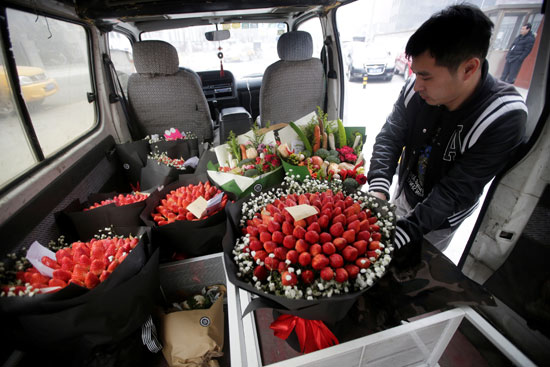 عامل توصيل باقات الورد فى الصين خلال احتفالات عيد الحب
