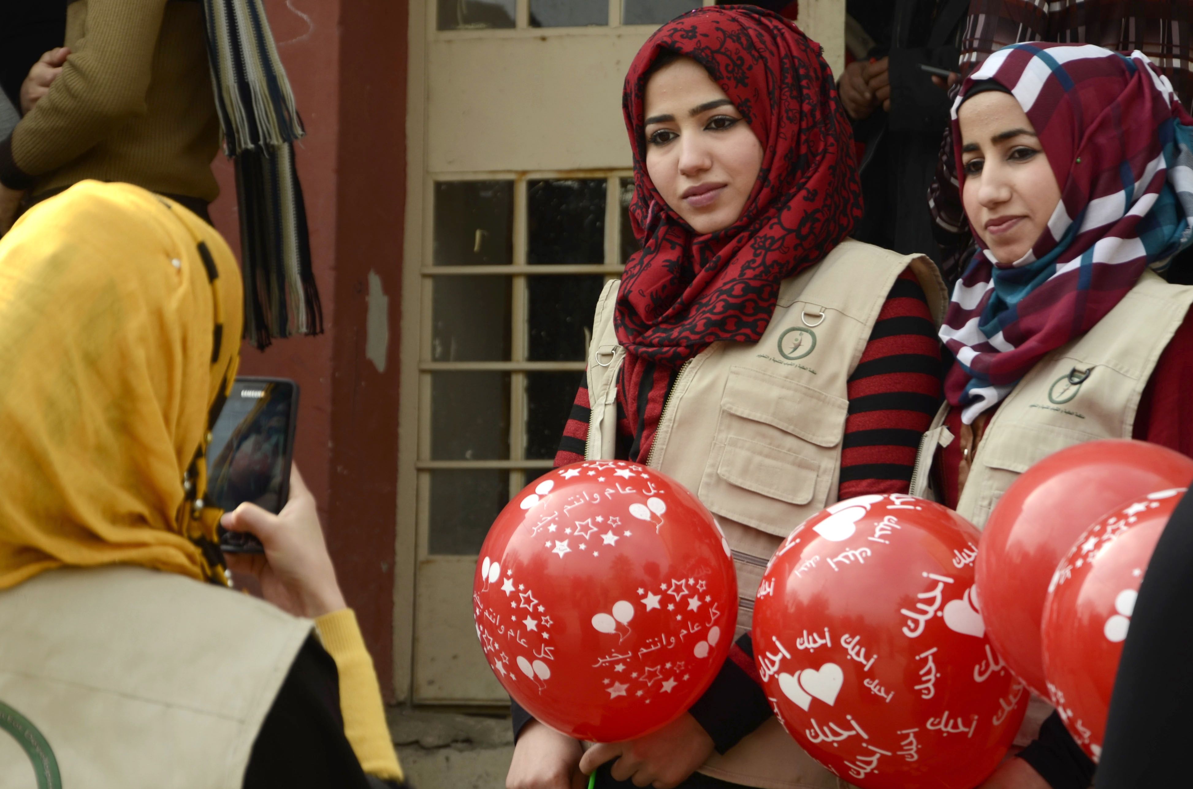 فتيات الموصل يحتفلن بعيد الحب