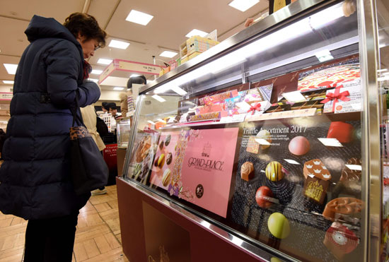 سيدة تشترى الشيكولاته فى اليابان للاحتفال بعيد الحب