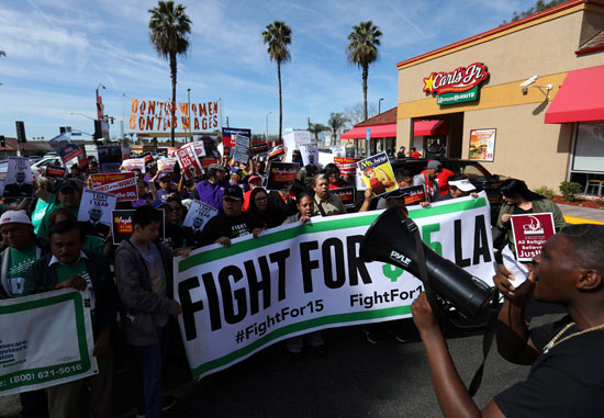 مظاهرات لموظفى المطاعم فى كاليفورنيا لرفع أجورهم لـ15 دولار