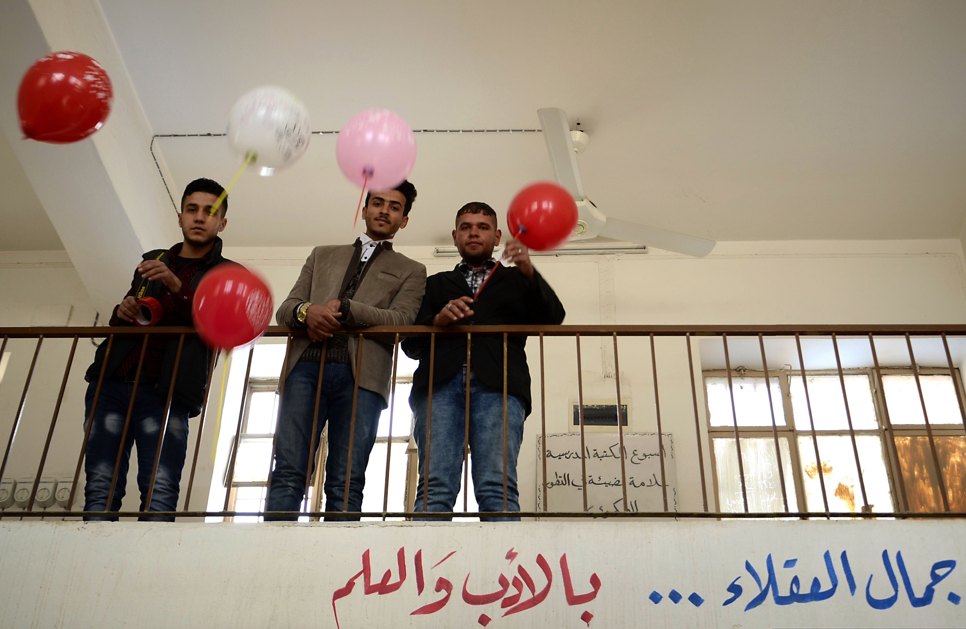 طلاب يحتفلون بعيد الحب فى الموصل