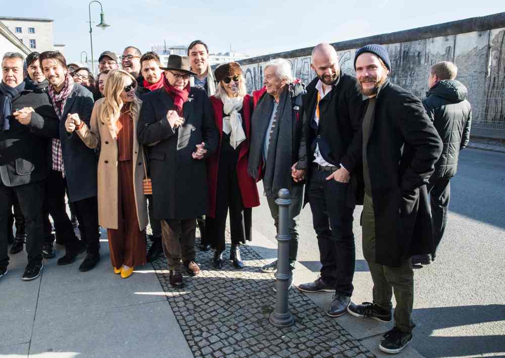 وقفة للفنانين أمام سور برلين لتعزيز السلام والوحدة بدلا من العزلة (3)