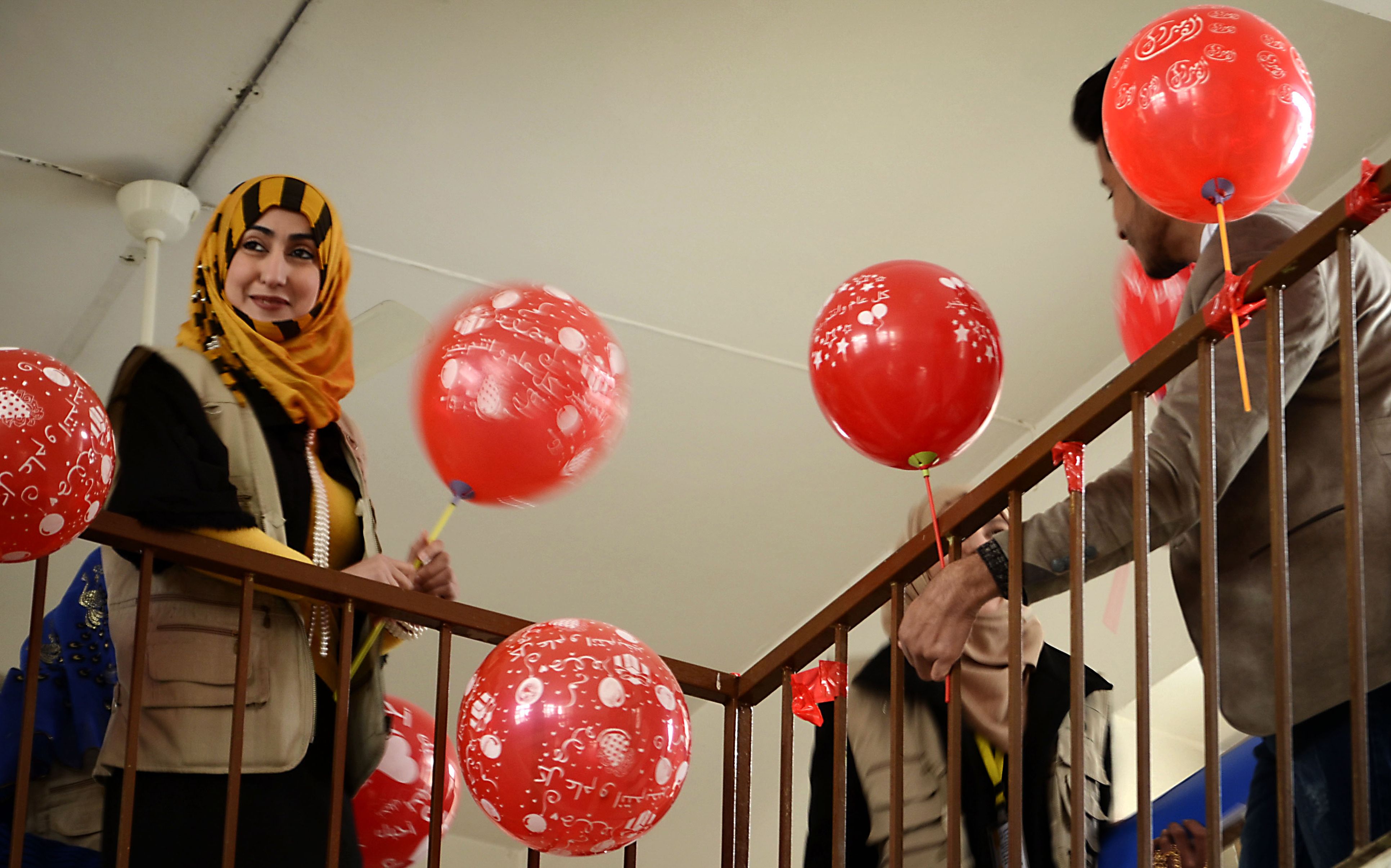 الاحتفال بعيد الحب فى مدرسة بالموصل مع توزيع البالونات  على التلاميذ