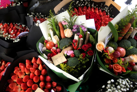 باقات الورد والفواكة والخضراوات فى الصين احتفالًا بعيد الحب