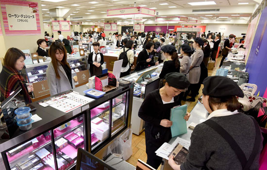 اقبال كبير على متجر لبيع الشيكولاته فى اليابان بمناسبة عيد الحب