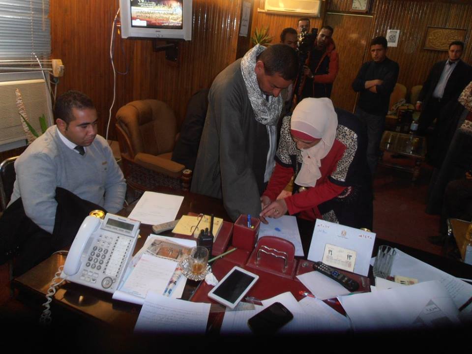 رئيسة مدينة الحامول تتابع التوقيع على الاتفاق بين الطرفين