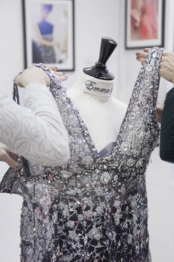 فستان إيما ستون خلال تنفيذه