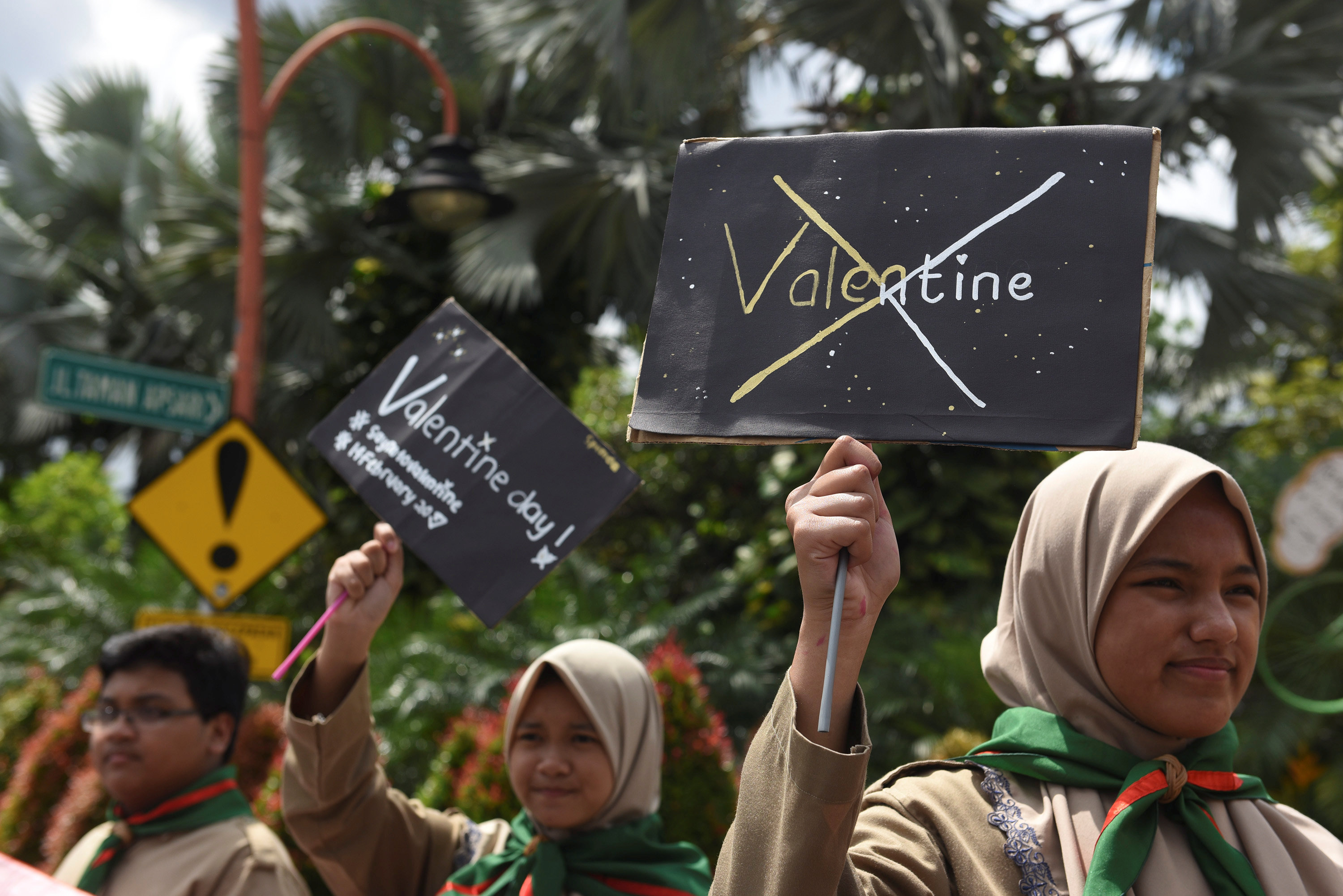 طالبات يتظاهرن ضد الاحتفال بعيد الحب