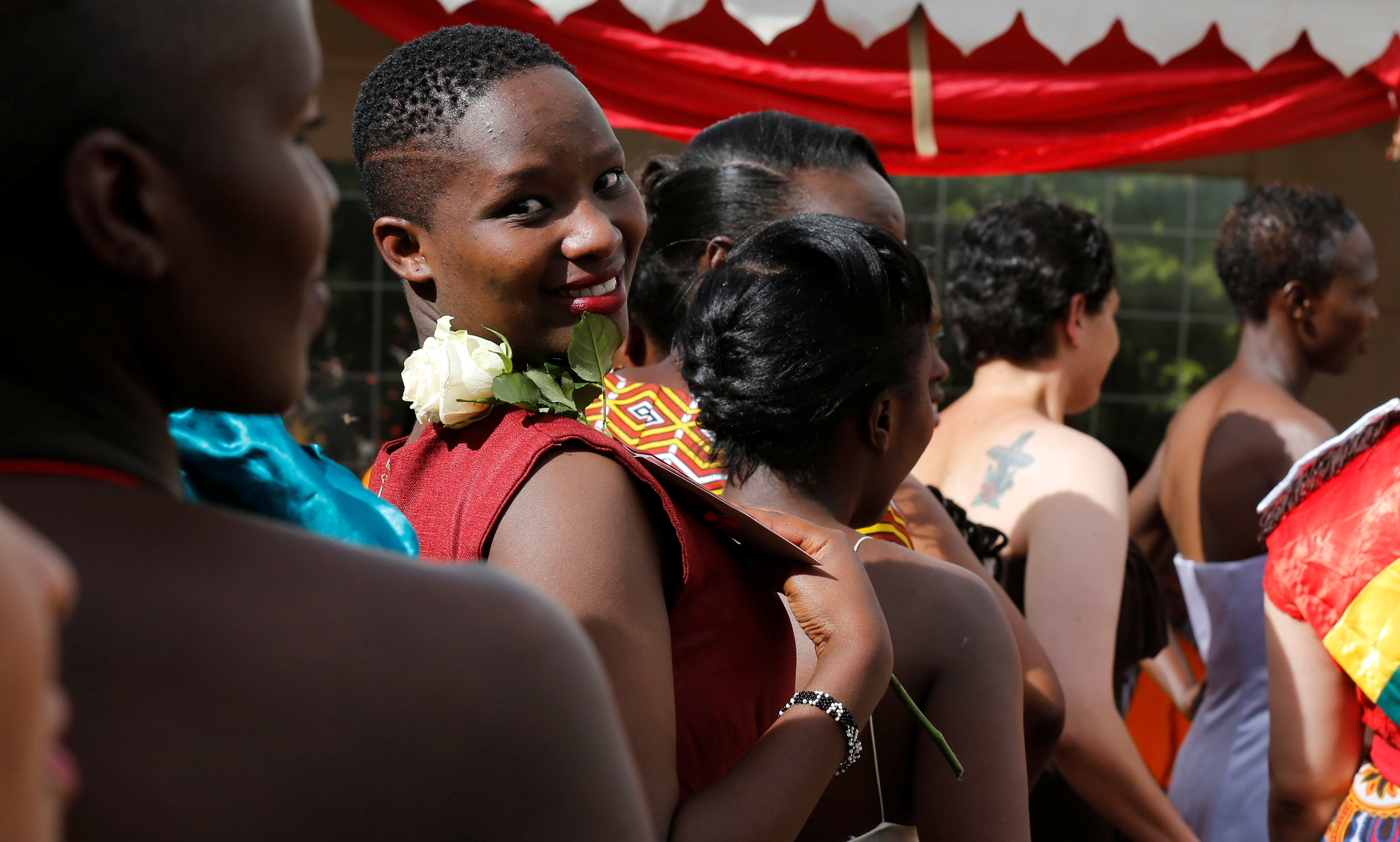 سجينات فى كينيا تشاركن فى حفل عرض أزياء بمناسبة عيد الحب