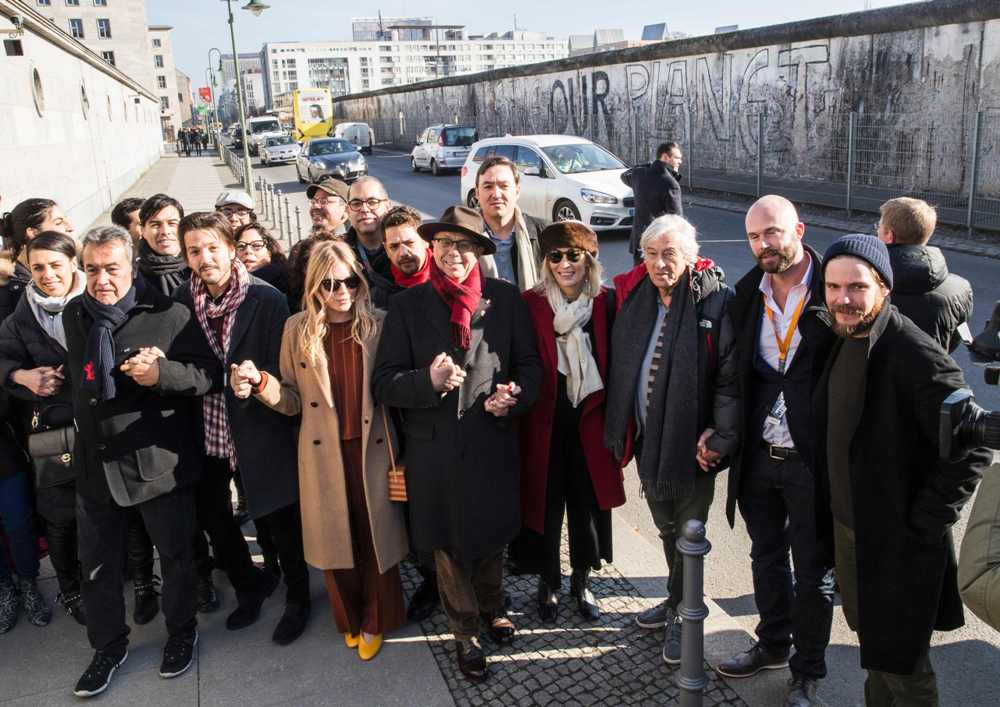 وقفة للفنانين أمام سور برلين لتعزيز السلام والوحدة بدلا من العزلة (2)