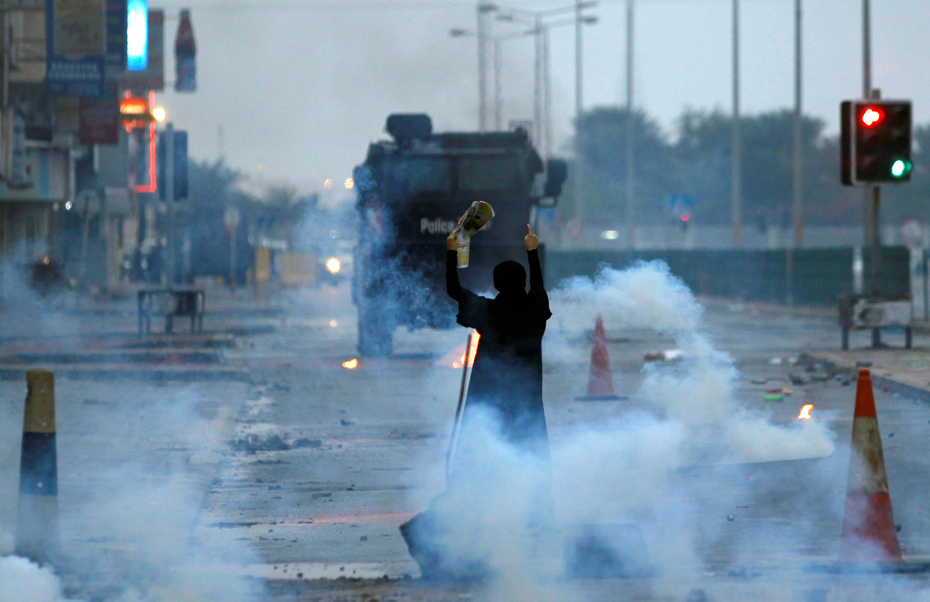 محتج يواجه الغاز المسيل للدموع
