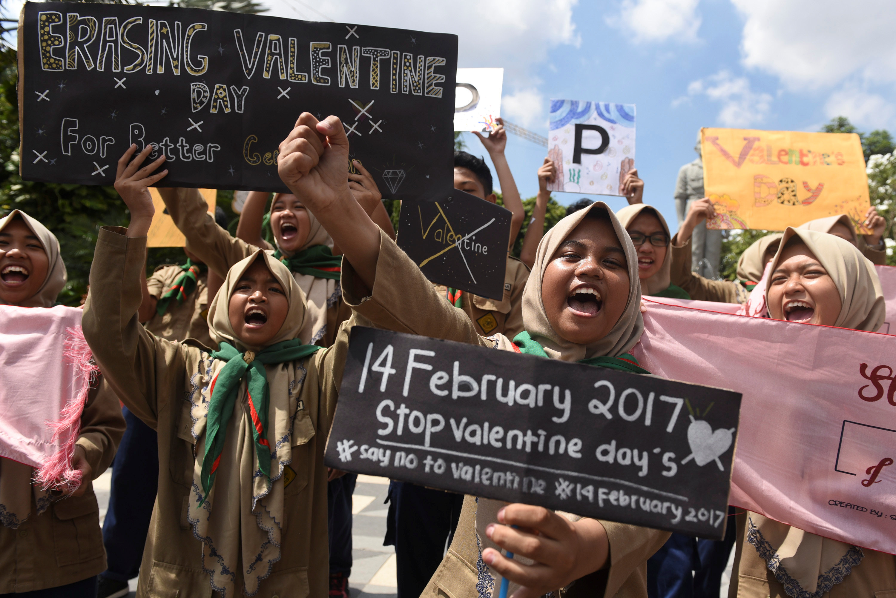 طالبات يرددن هتافات خلال مظاهرة ضد احتفالات عيد الحب