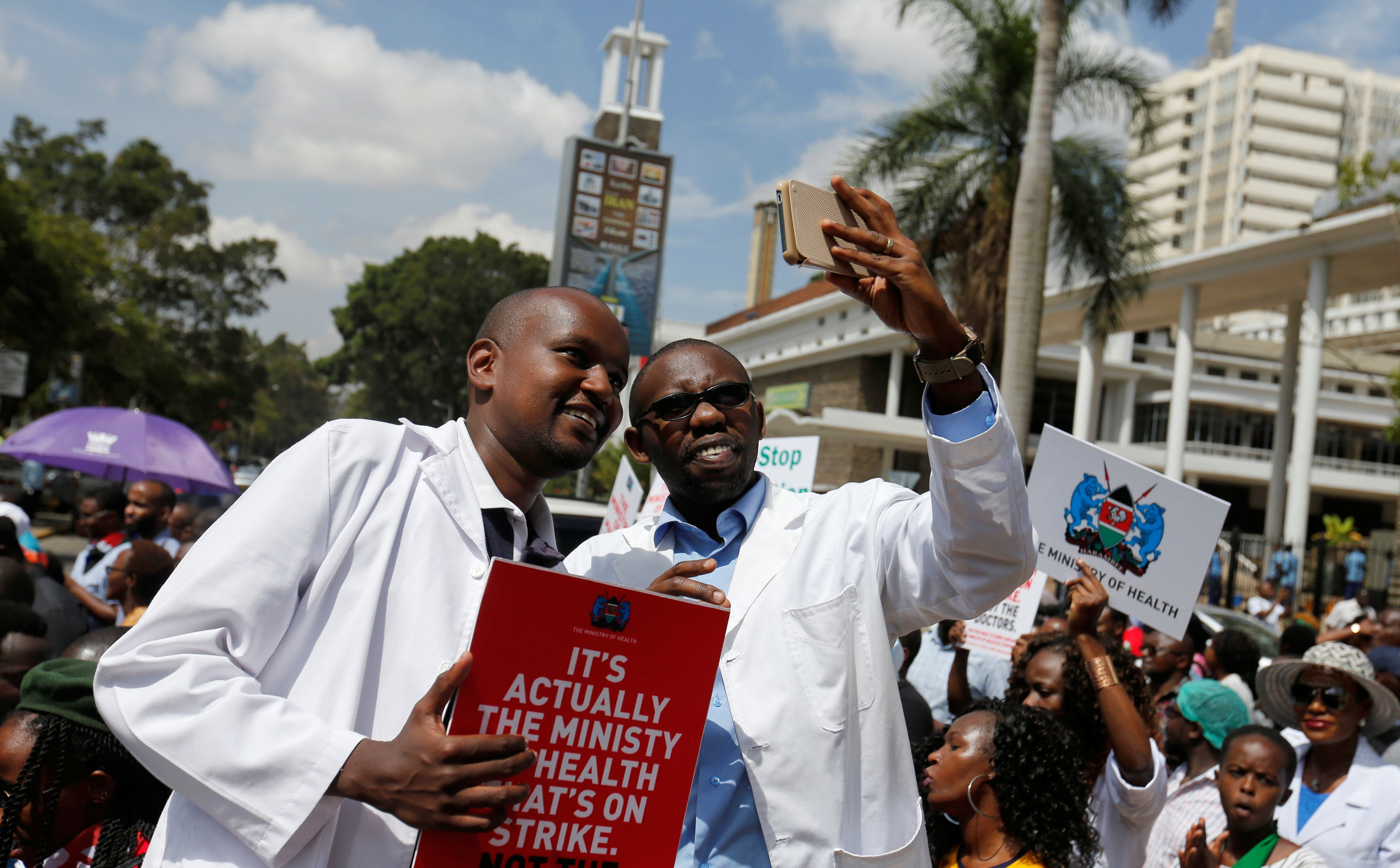 أطباء يلتقطون صورة سيلفى خلال مظاهرة أمام محكمة الاستئناف فى كينيا