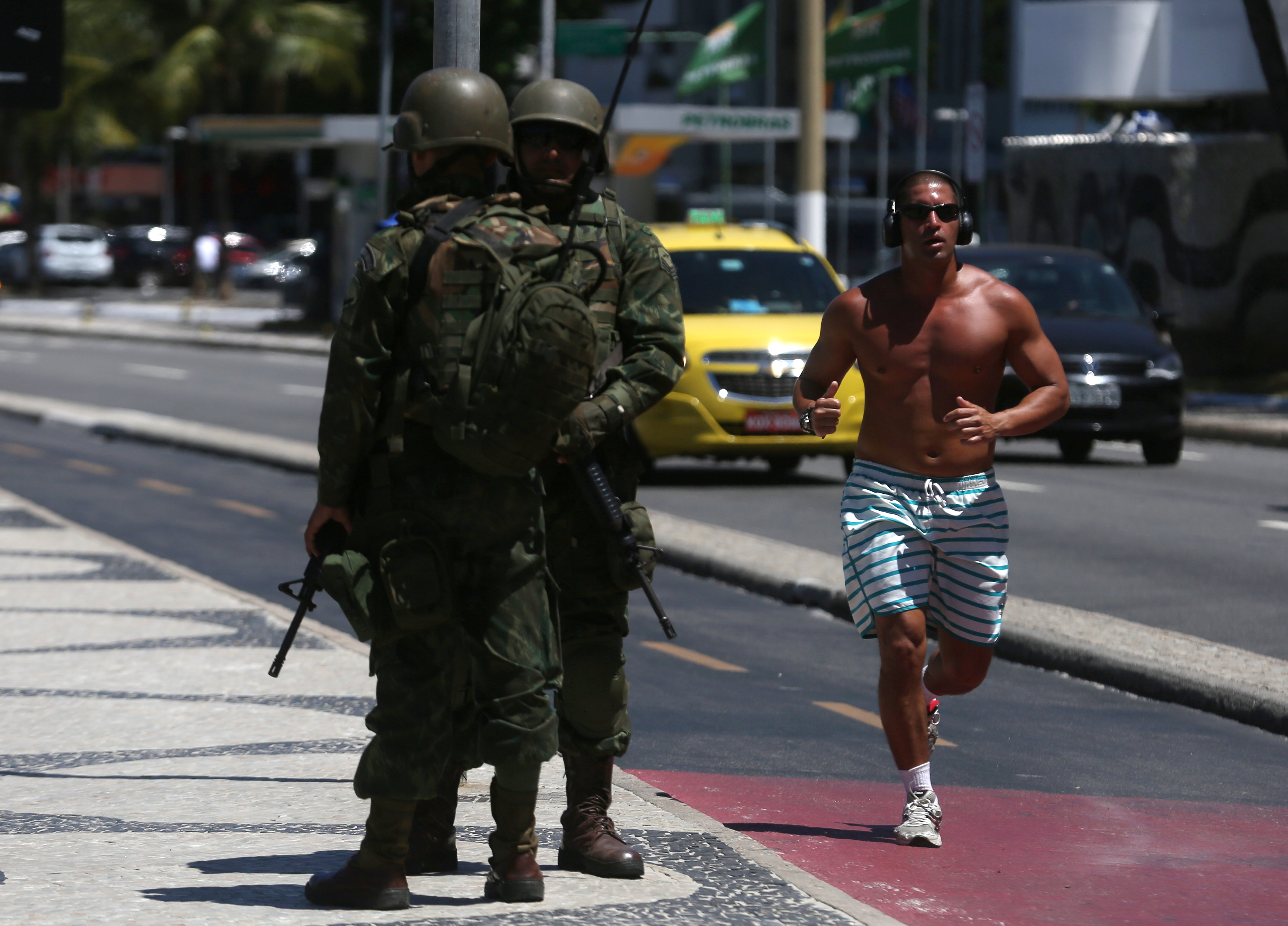 الجيش البرازيلى ينتشر فى مدينة ريو دى جانيرو استعدادا لتأمين الكرنفال السنوى