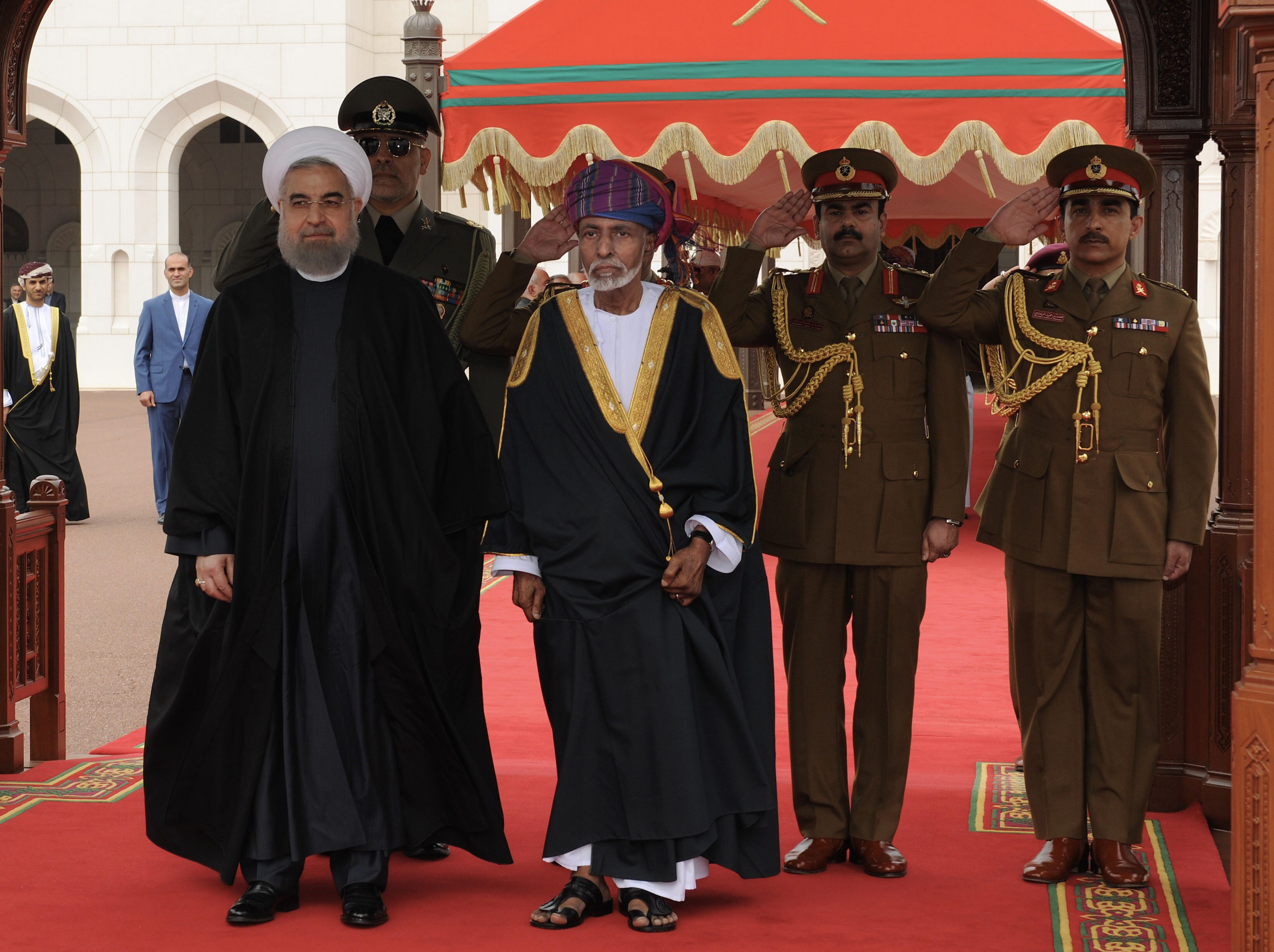  السلطان قابوس والرئيس الإيرانى يستعرضا حرس الشرف 